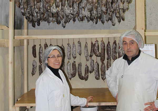 Fabrication des produits de la ferme Auzkia dans la montagne Basque aux aldudes